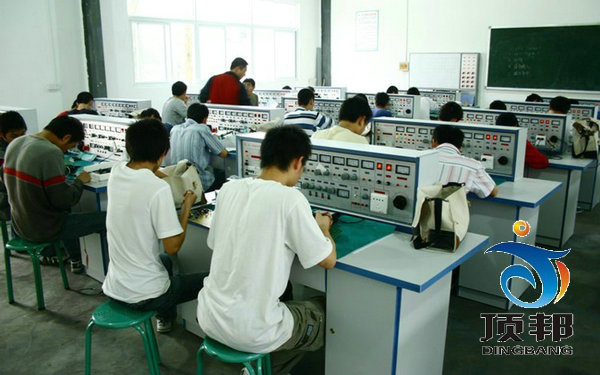 目前,国内各类学校电工、电子实验设备大多是分体的,也有部分学校根据教学要求自制了各种形式的实验台或实验箱,由于加工量少,受自身加工能力的限制,加工工艺粗糙,功能不全,满足不了实验要求,也容易发生人身及设备事故,且实验元器件繁多难以购置、难以管理,很难开出实验大纲规定的实验。基于此,我厂吸取德国及国内同类产品的优点,结合我国高教、职教教学大纲要求而研制本产品。 本产品的特点: 实验台具有较完善的安全保护措施,较齐全的功能(详见实验台结构简介)。实验桌中央配有通用电路板,电路板注塑而成,表面布有九孔成一