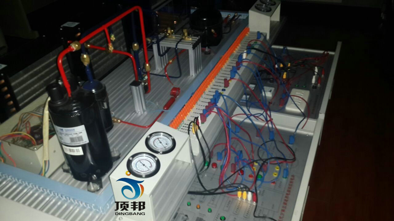 一、概述 现代制冷与空调系统技能实训装置是专门为职业院校制冷类专业而研制的制冷制热实训设备,根据制冷制热类行业中空调与冰箱维修技术的特点,针对空调和冰箱的电气控制以及制冷系统、电气控制系统、系统调试、故障诊断等特点进行设计。强化了学生对空调冰箱系统管路的安装与维修系统调试等的等的综合职业能力。本装置由空调系统模块,冰箱系统模块,电源及仪表模块,空调电气控制模块,冰箱电子温控电气控制模块,冰箱智能温控电气控制模块等组成。通过设备进行项目训练,能提高学生的动手操作能力,计划组织能力,制冷系统的调试安装能力,电